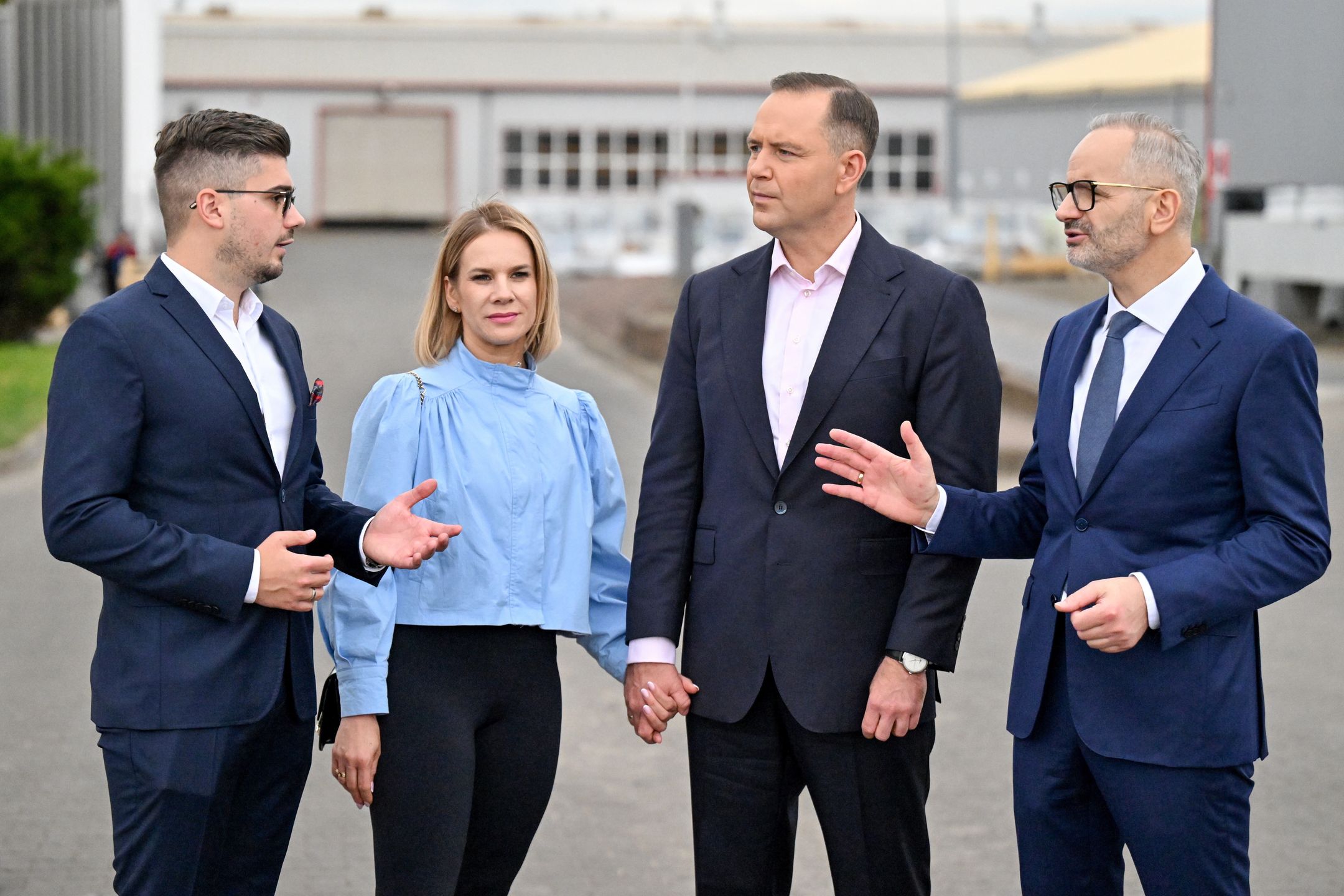 Marta Nawrocka w bluzce o modnym kroju 