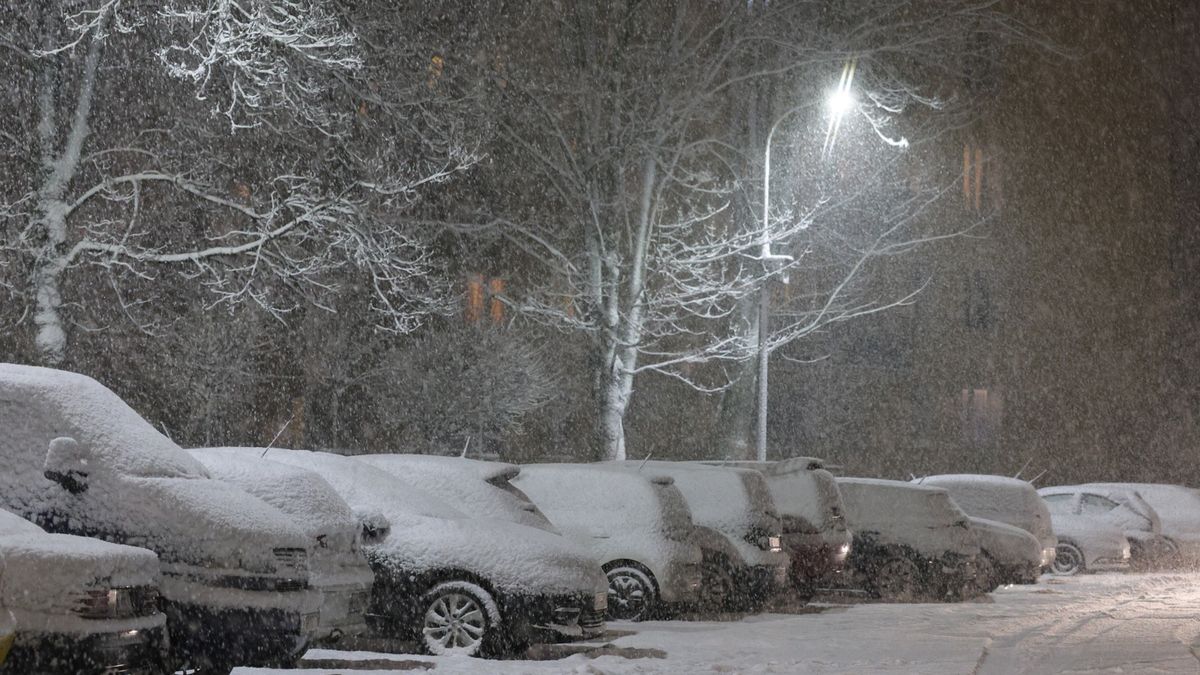 Samochody na parkingu w śniegu