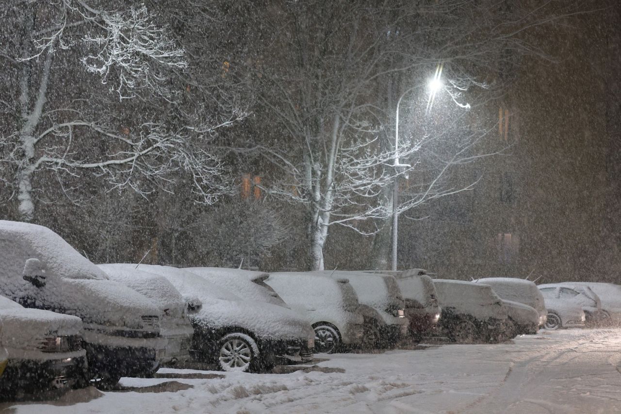 Samochody na parkingu w śniegu