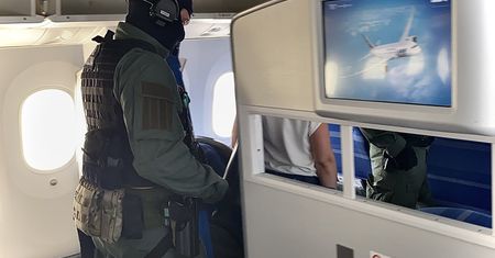 Wracał z wakacji w Egipcie. Pluł na pasażerów i oddał mocz na lotnisku