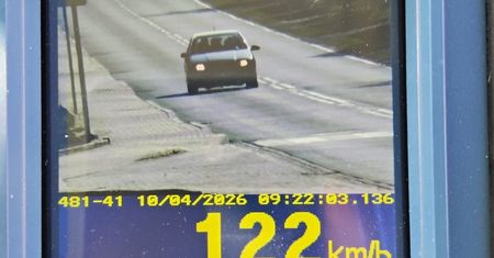 Kosmolowów: Pędził 122 km/h w terenie zabudowanym. Stracił prawo jazdy