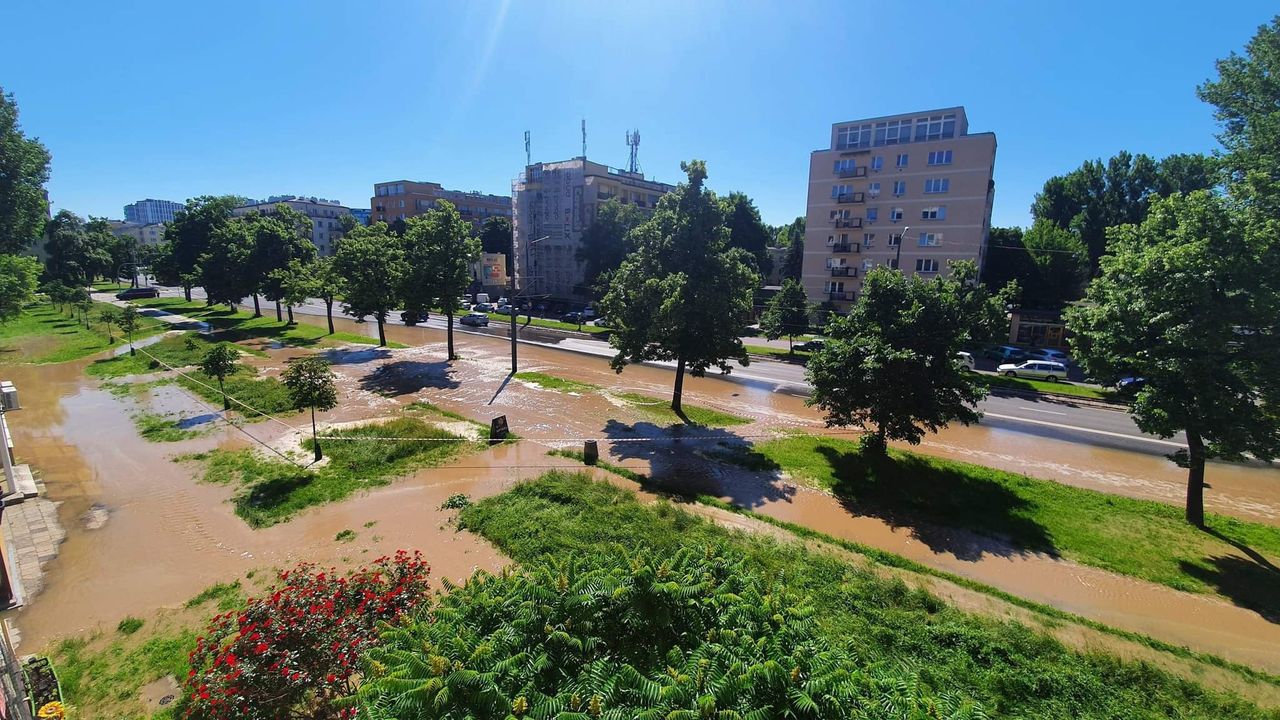 Warszawa. Awaria wodociągowa w alei Waszyngtona. Tramwaje na objazdach