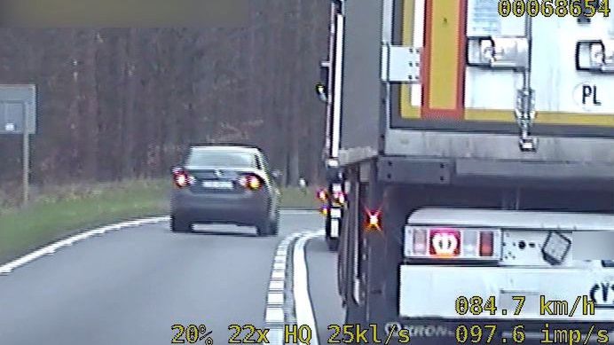 Wyprzedzanie na linii ciągłej