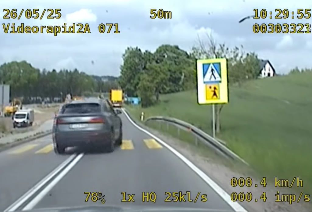 Było czerwone światło. Wyprzedził nieoznakowany radiowóz