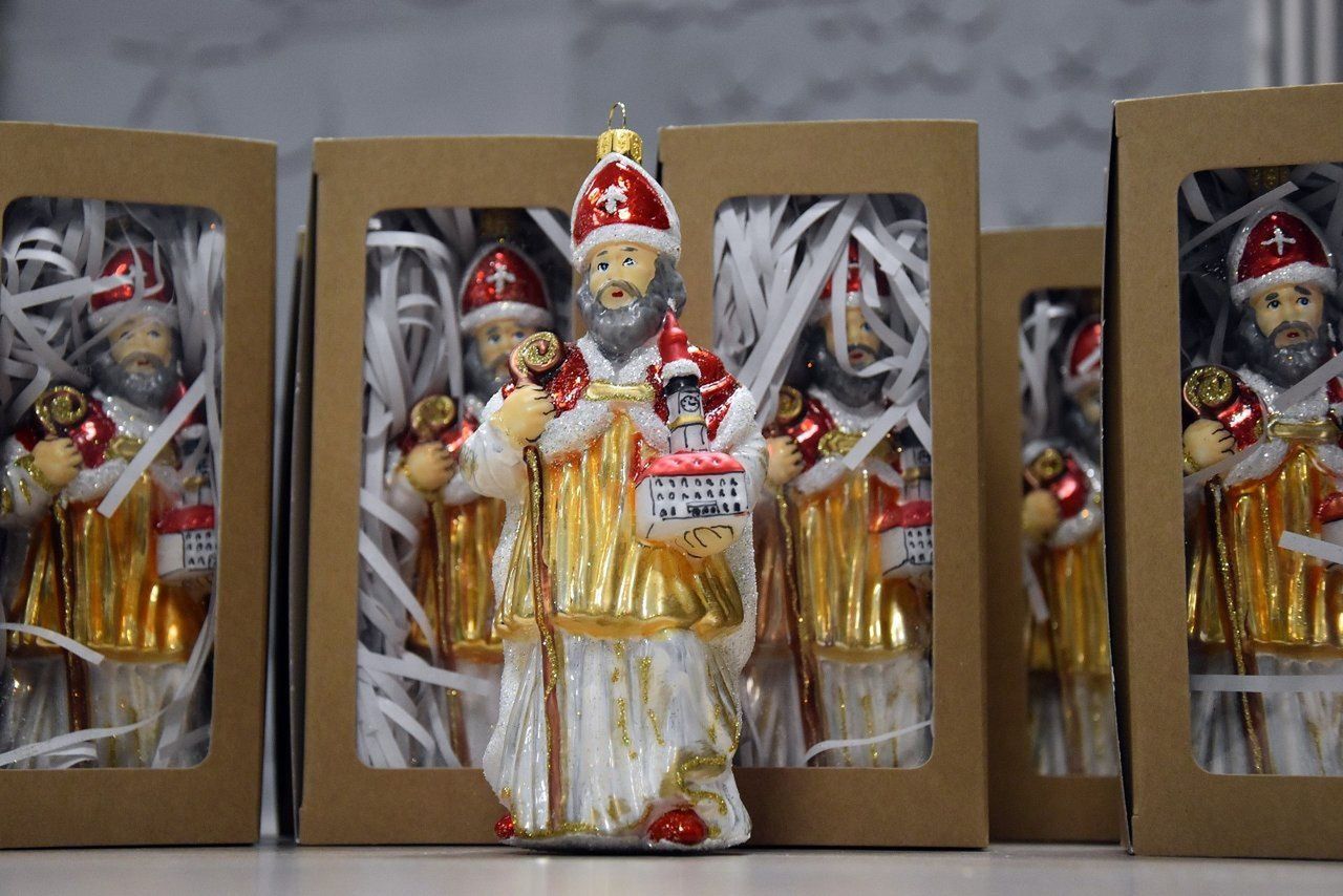 Mikołaj z ratuszem w rękach