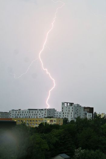 IMGW ostrzega: nad woj. lubelskie nadciągają burze. Wiatr może osiągnąć 100 km/h! Spadnie też grad