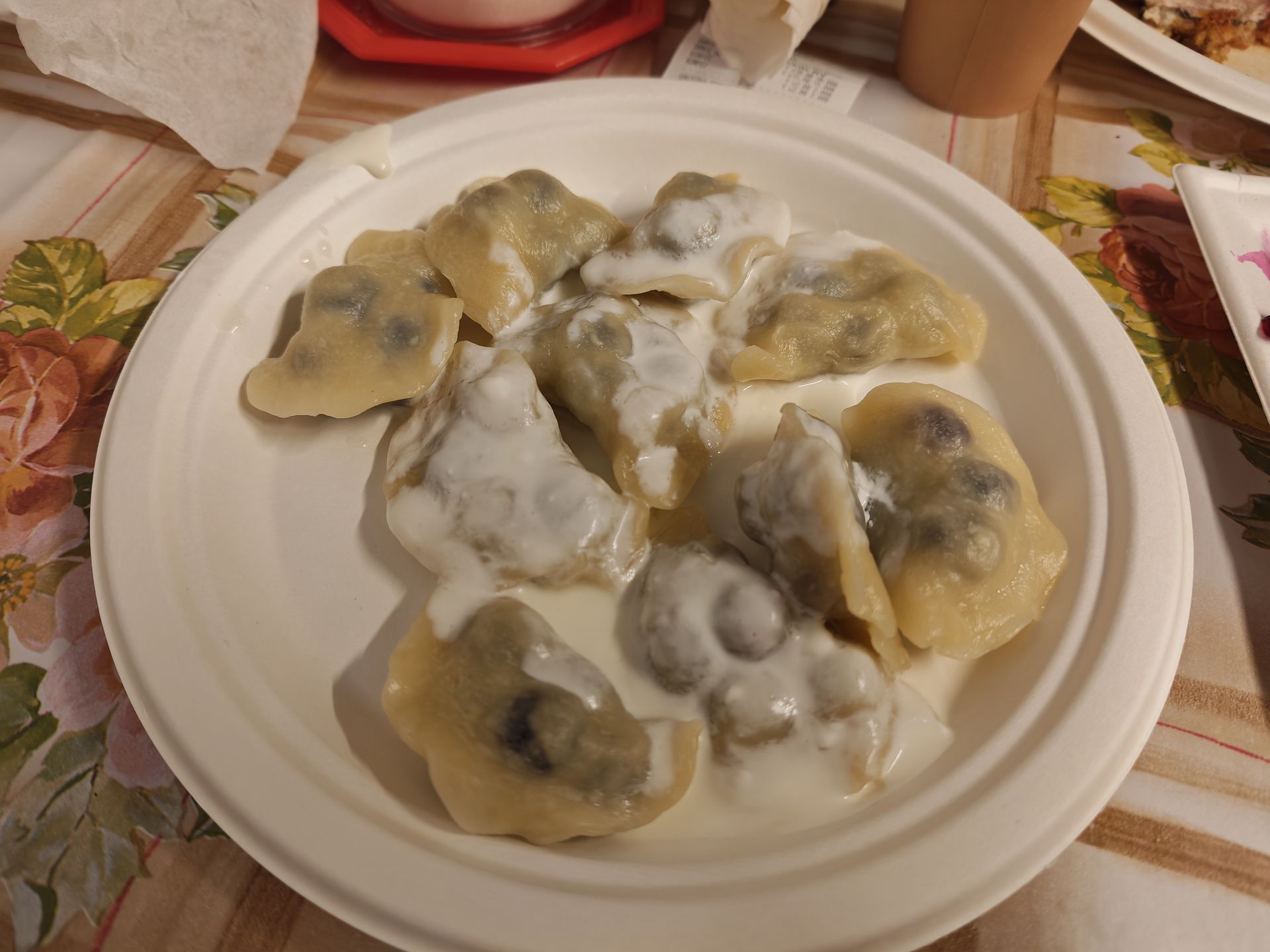 Pół porcji pierogów z borówkami