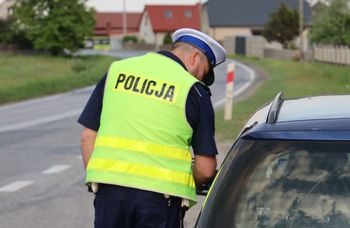 Policja zatrzymała 18-latka z cofniętym prawem jazdy i narkotykami w samochodzie