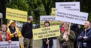 Protest ws. skoków spadochronowych pod Poznaniem. "Cisza to nasze prawo nie luksus"