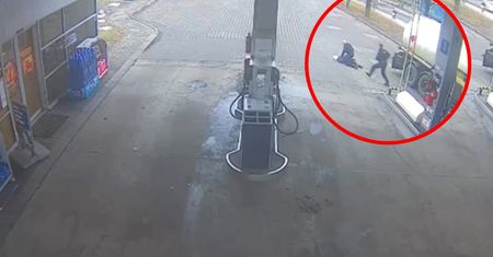 Chodził z "bronią" po galerii. Policjant natychmiast wyciągnął swoją
