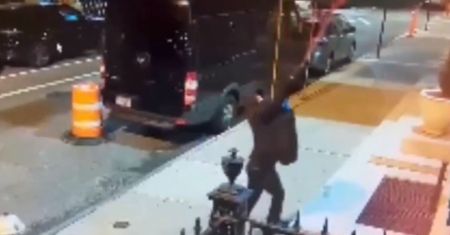 Zrobił to w 55 sekund. "Zemsta" za aneksję na konsulacie Rosji w USA