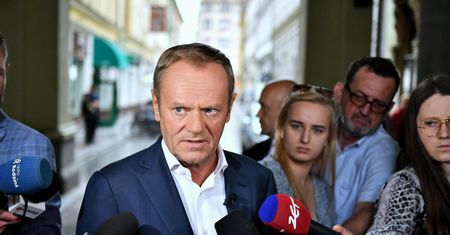 Obniżka cen, podwyżki dla budżetówki. Donald Tusk mówi, co by zrobił jako premier