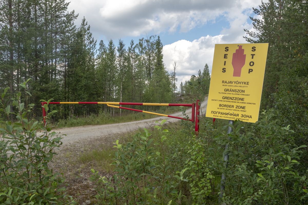 Znak zakazu wjazdu w strefie przygranicznej między Finlandią a Rosją