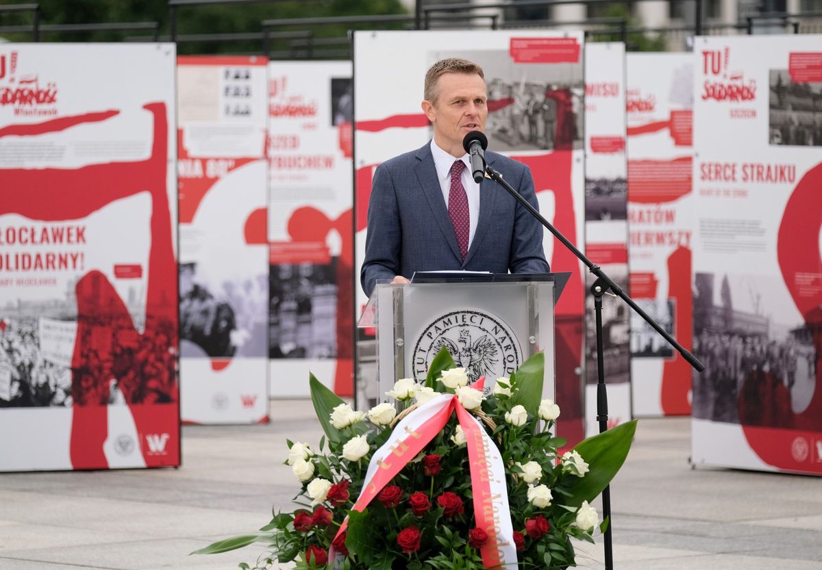 Warszawa. Otwarcie wystawy "TU rodziła się Solidarność" na pl. Piłsudskiego