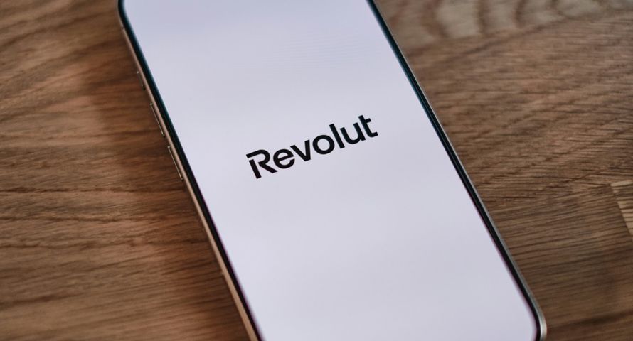 Revolut nie działa. Trop prowadzi do Google