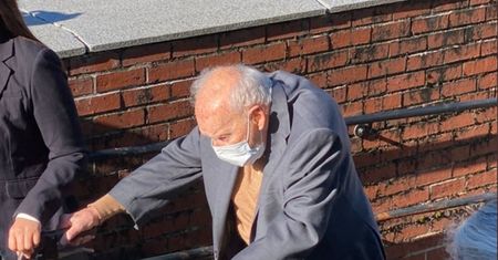 Były kardynał pokazał się w sądzie. Przygotowali gorące powitanie