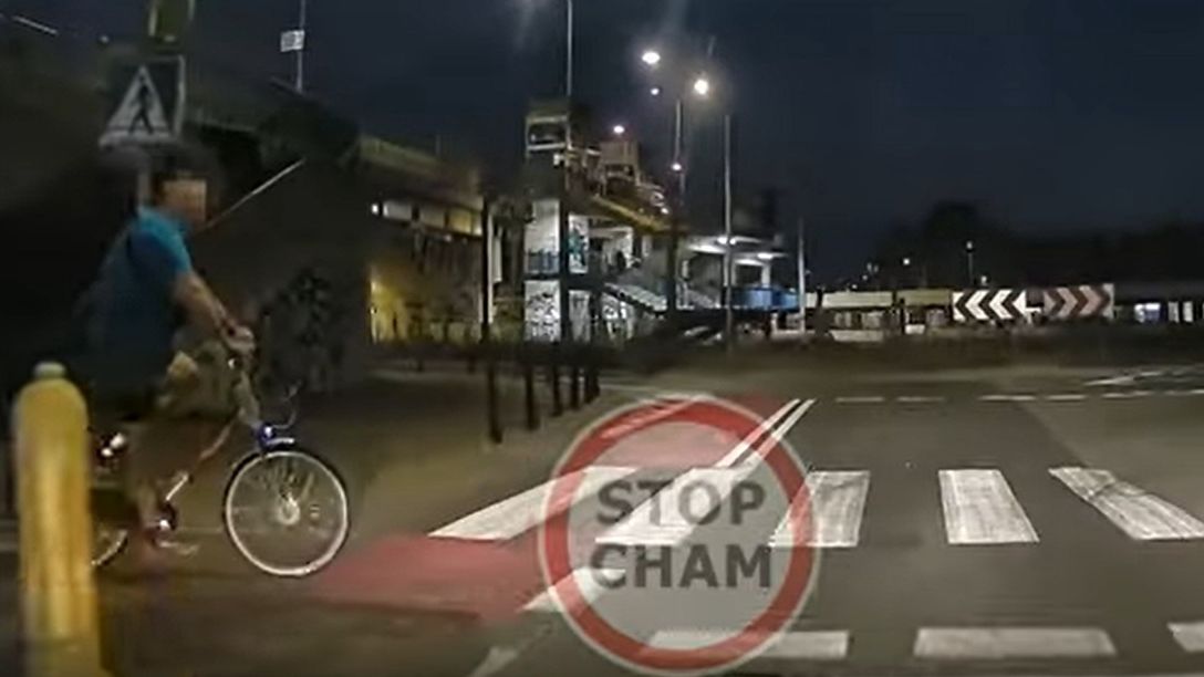 Nagranie z Warszawy. Rowerzysta chciał przejechać bez przejazdu