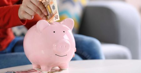 Oszczędzanie w walutach obcych na podróż: czy warto trzymać pieniądze w Euro?