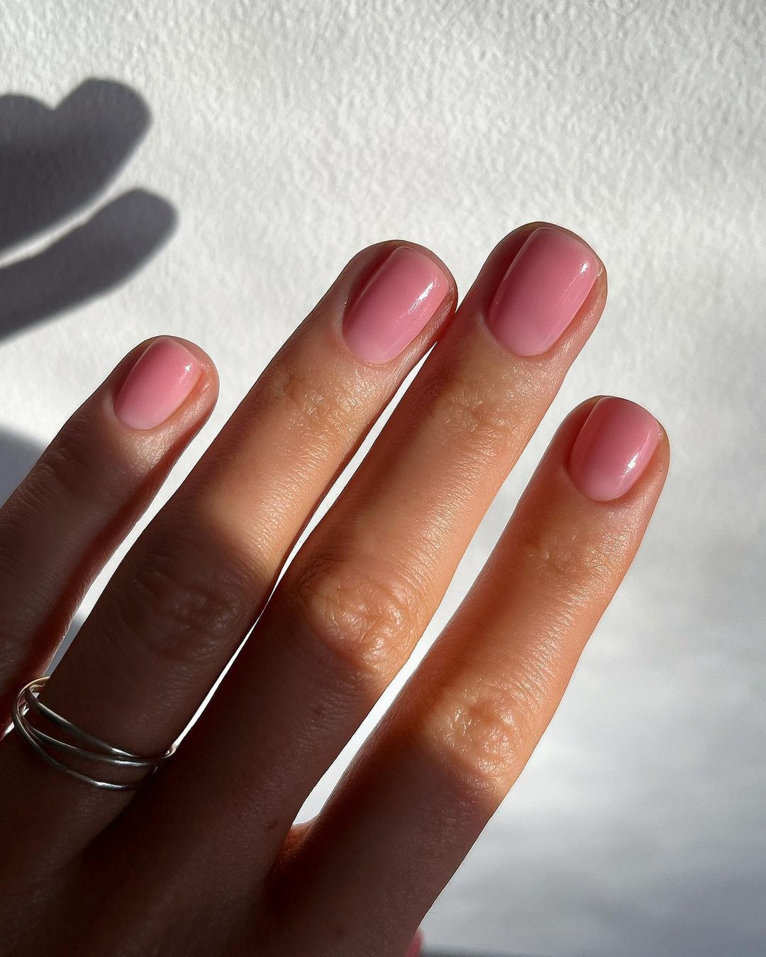Cielisty manicure wysmukla optycznie dłonie i odmładza wygląd dojrzałej skóry 