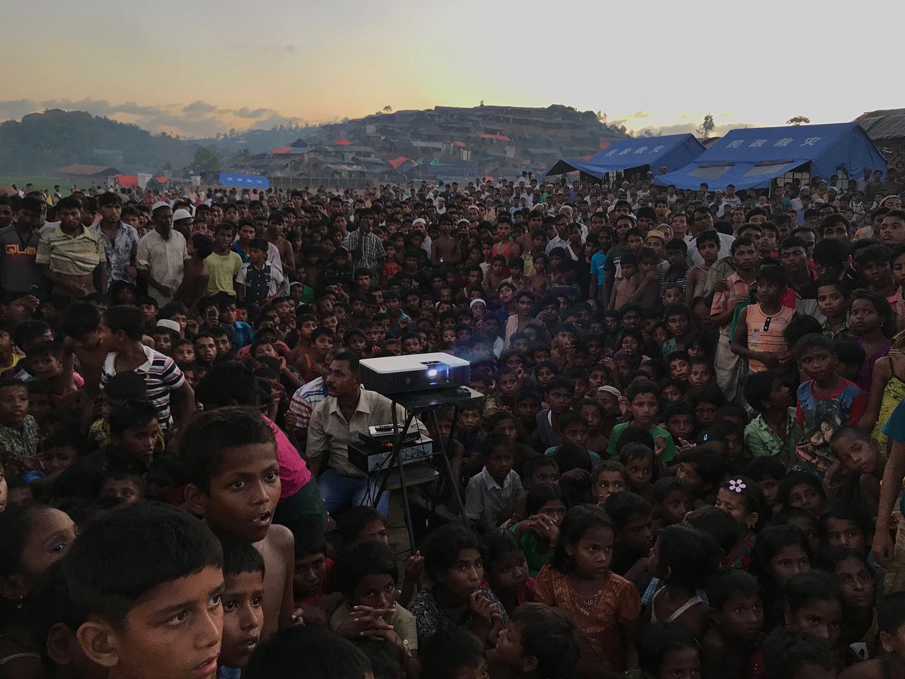 Tegorocznym zdobywcą tytułu Fotografa Roku w konkursie iPhone Photography Awards został Jashim Salam - fotograf dokumentalny z Bangladeszu. Zwycięskie zdjęcie przedstawia dzieci z ludu Rohingja, oglądające film o  zdrowiu i higienie w pobliżu obozu dla uchodźców. Fotograf wykonał je iPhonem 7.