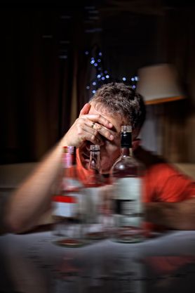 Syndrom DDA - rodzina, związki z osobami uzależnionymi, relacje z rodzicami, role DDA, kariera, terapia