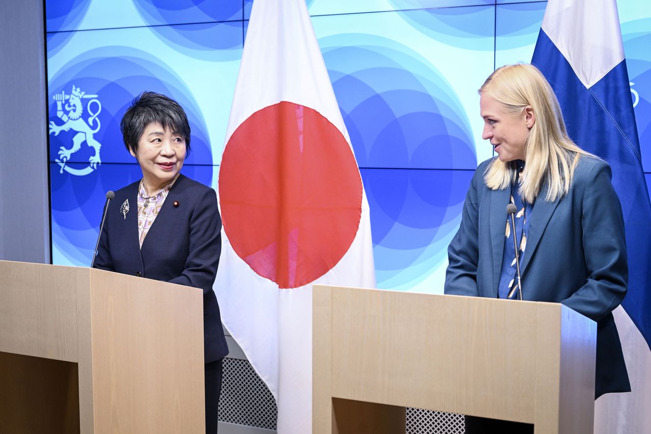 Foreign Minister of Japan Yoko Kamikawa (on the left) and Foreign Minister of Finland Elina Valtonen at a joint conference.