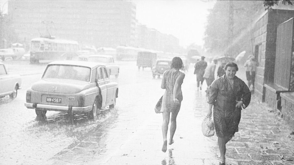 Warszawa. Powrót do przeszłości. To był rok 1968. Trzynastoletnia Grażynka ucieka przed ulewą (NAC)