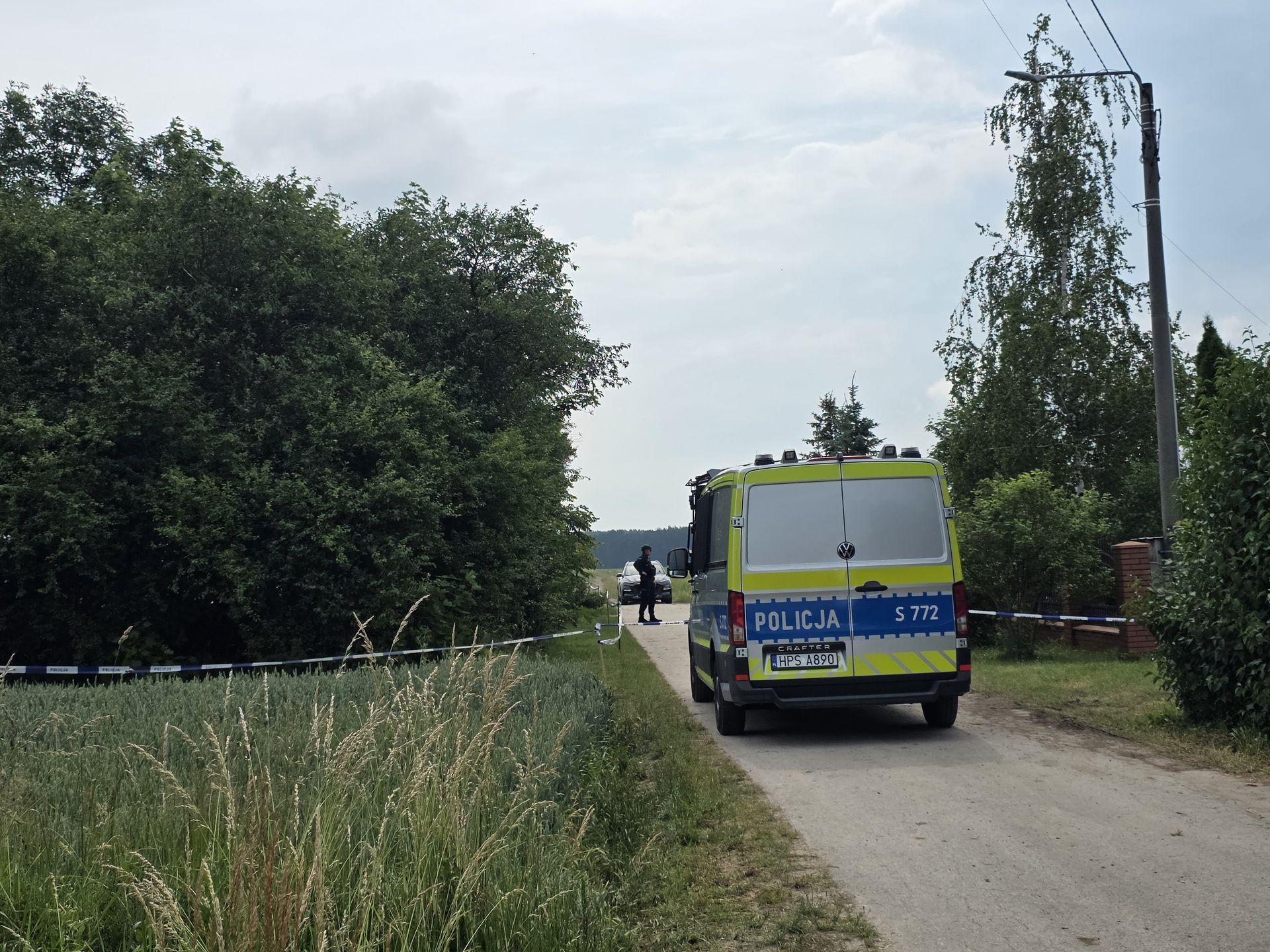 Policja pilnuje domu poszkodowanych w Mierzawie.
