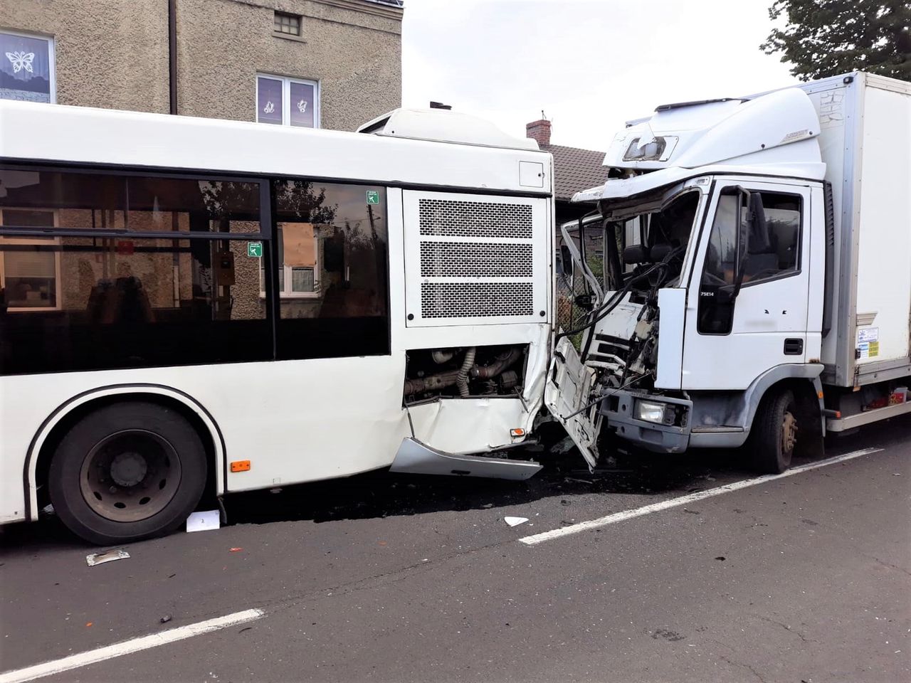 Wypadek na DK94. Dostawczak wjechał na autobus. Kilka osób rannych