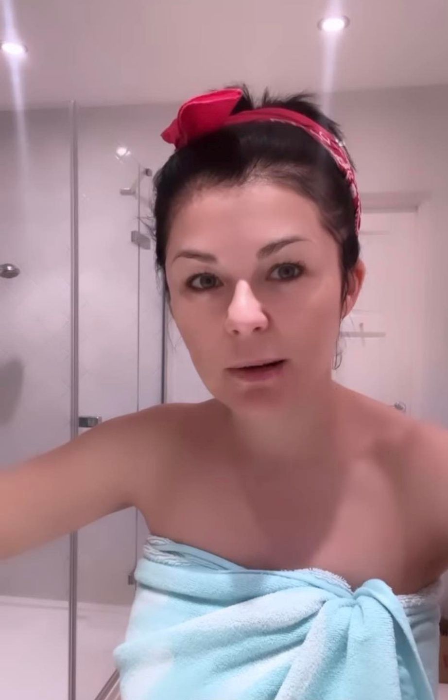 Katarzyna Cichopek w samym ręczniku i bez makijażu