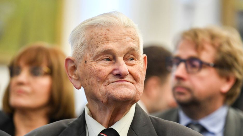 ***ZDJĘCIE ARCHIWALNE*** Na zdjęciu archiwalnym z dnia 04.12.2023. B. sędzia Sądu Najwyższego, pierwszy rzecznik interesu publicznego, opozycjonista z lat PRL oraz żołnierz Armii Krajowej i Narodowej Organizacji Wojskowej Bogusław Nizieński, zmarł 18 maja 2025 r. O jego śmierci poinformował b. szef Urzędu ds. Kombatantów i Osób Represjonowanych Jan Kasprzyk. (aldg) PAP/Andrzej Lange