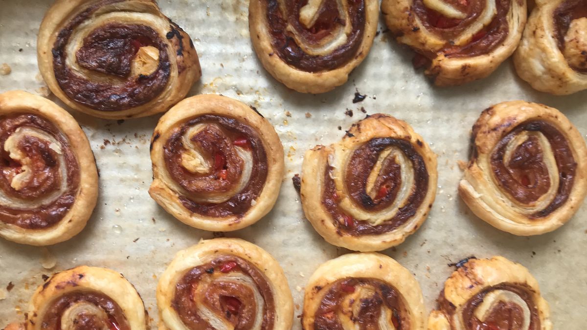 Ślimaczki z ciasta francuskiego to świetny pomysł na szybką przekąskę