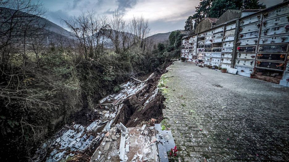 Cemetery collapses due to bad weather in Sant'Agata de Goti
epa10416244 View of the damage at the cemetery in Sant'Agata de Goti, province of Benevento, Italy, 19 January 2023. About 20 coffins and 80 urns ended up in a torrent following the collapse of a wing of the cemetery due to bad weather.  EPA/CESARE ABBATE 
Dostawca: PAP/EPA.
CESARE ABBATE