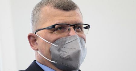 Luzowanie obostrzeń. Dr Grzesiowski o maseczkach: Nie ma na co czekać