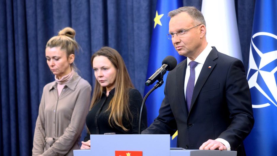 Oświadczenie prezydenta Andrzeja Dudy, w któym zapowiada ułaskawienie skazanych polityków. W tle żony Macieja Wąsika i Mariusza Kamińskiego