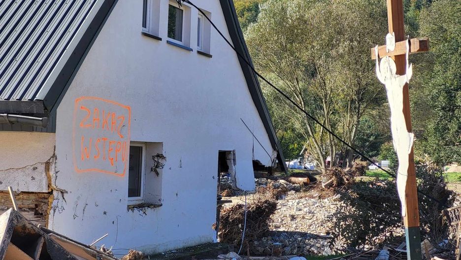 Jeden z domów w Radochowie zniszczonych przez powódź