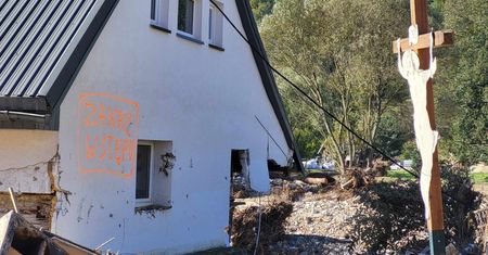 "Jak chcą nas wysiedlić, niech to zrobią". Radochów sprząta po powodzi i nie wie, co dalej