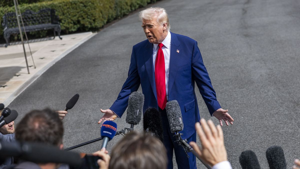 US President Donald Trump responds to a question from the media as he walks to board Marine One on the South Lawn of the White House in Washington, DC, USA, 03 April 2025. President Trump is traveling to Florida for the weekend. EPA/SHAWN THEW Dostawca: PAP/EPA.