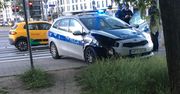 Groźna kolizja na warszawskim Gocławiu. Radiowóz wjechał na czerwonym i zderzył się z audi