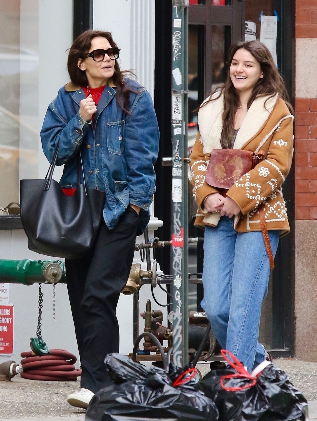 Suri Cruise spaceruje z mamą po Manhattanie