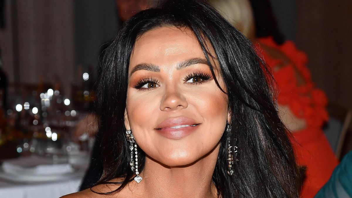 Sylwia Bomba hasa po śniegu w dwuczęściowym bikini