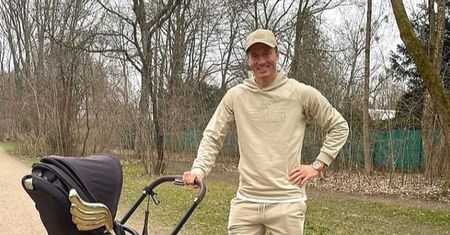Robert Lewandowski na spacerze z córką. Show kradną złote skrzydła