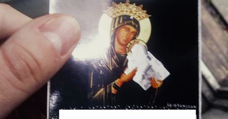 Kontrowersyjne wlepki z Maryją. Nie trzyma w ręku Jezusa. Oniemieli