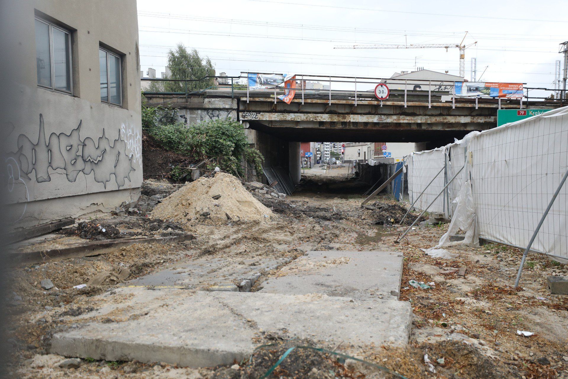 W centrum Katowic trwa przebudowa kluczowego wiaduktu kolejowego. Do 24 października obowiązują objazdy i zamknięcia ulic