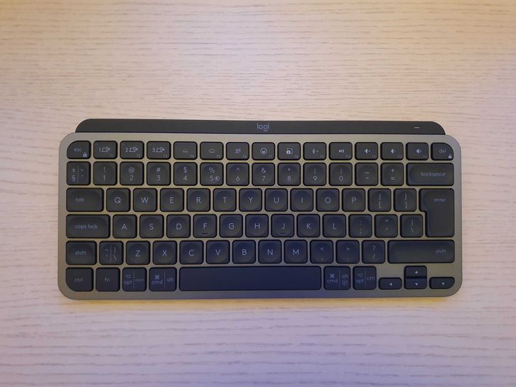 MX Keys Mini z wyłączonym podświetleniem w jasnym otoczeniu