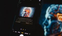 Najwięksi wydawcy kontra firmy AI. Kto podpisał umowy, a kto się pozywa?