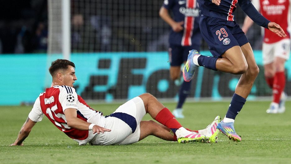 Jakub Kiwior krytykowany po meczu PSG - Arsenal FC.