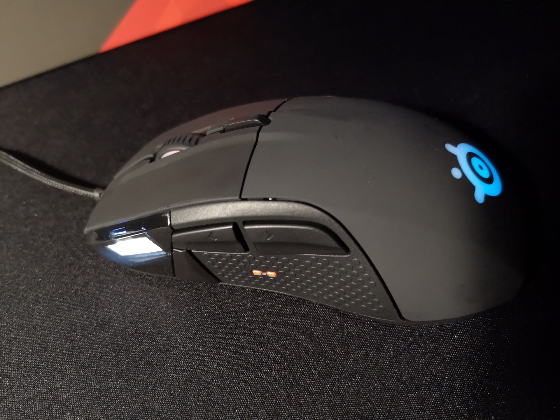 Treści na ekranie OLED prezentują się lepiej, gdy są białe na czarnym tle, a nie na odwrót, jak na powyższym zdjęciu.