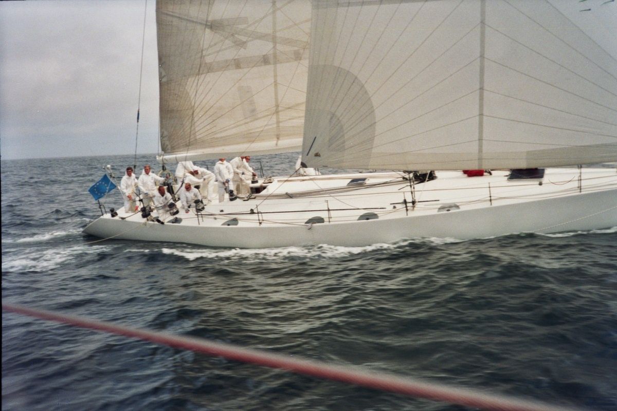 Ujęcie z łodzi, na której pracuje reżyser i kamery