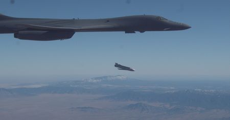 B-1B Lancer zrzucił pocisk taktyczny typu "Stealth". Amerykanie ogłosili sukces